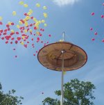 Strohhut auf dem Rathausplatz mit bunten Luftballons in der Luft