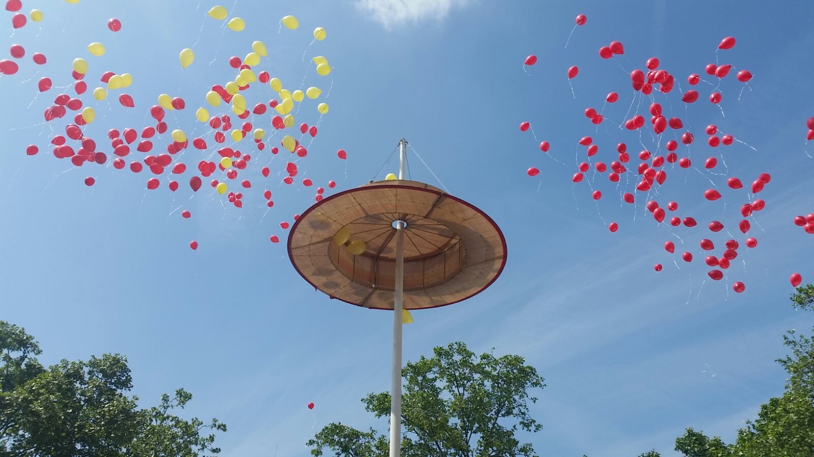 Strohhut auf dem Rathausplatz mit bunten Luftballons in der Luft