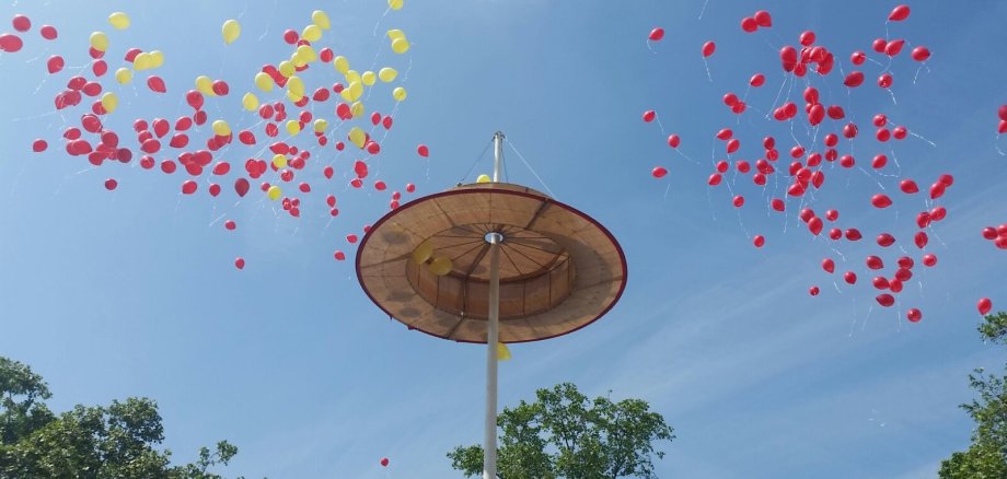 Strohhut auf dem Rathausplatz mit bunten Luftballons in der Luft