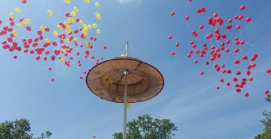 Strohhut auf dem Rathausplatz mit bunten Luftballons in der Luft