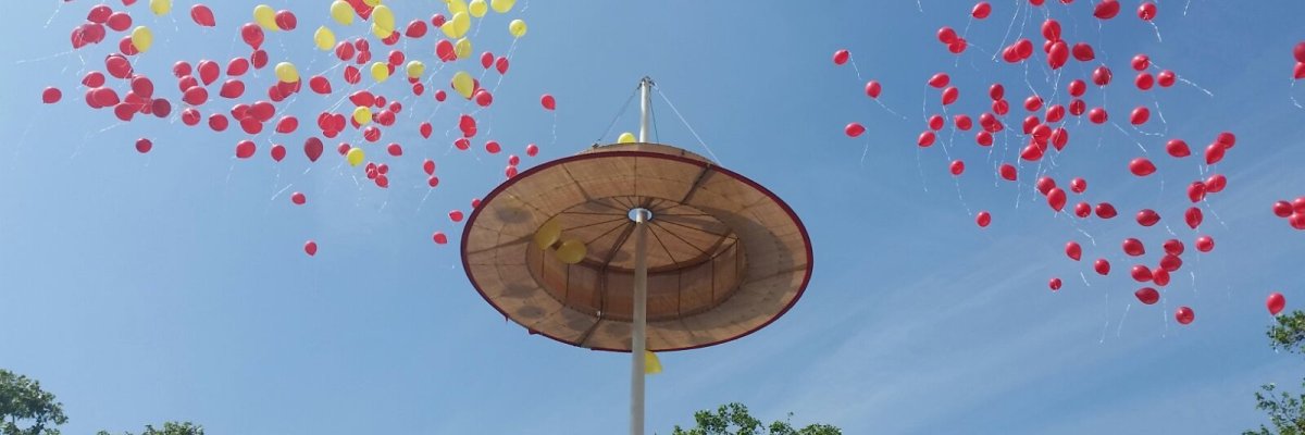 Strohhut auf dem Rathausplatz mit bunten Luftballons in der Luft