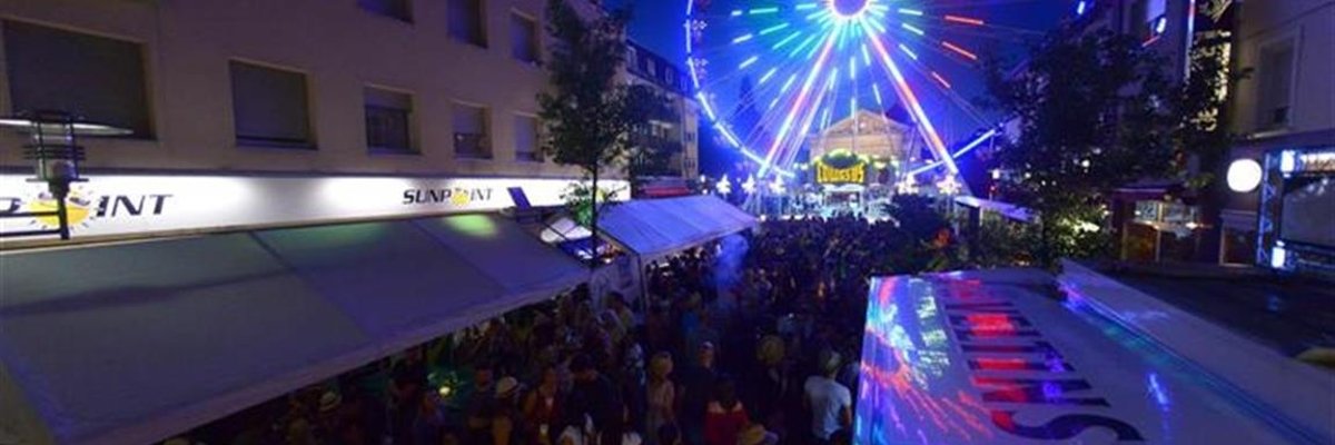 Strohhut mit blauem Nachthimmel