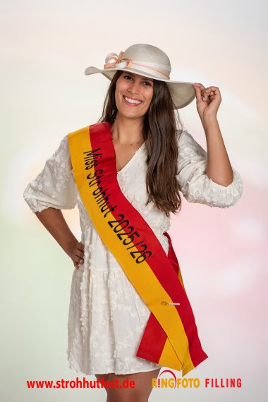 Porträtfoto einer jungen Frau mit Strohhut