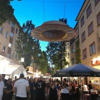 Belebte Straße mit großem Strohhut