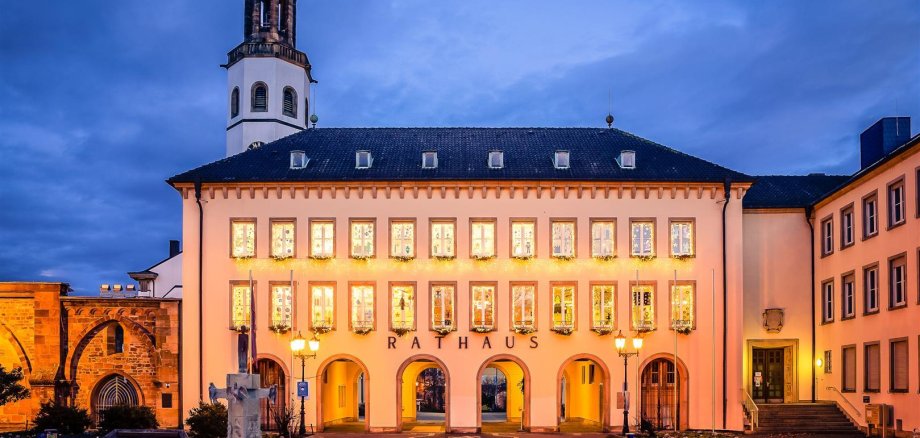 Rathaus mit Weihnachtsbeleuchtung