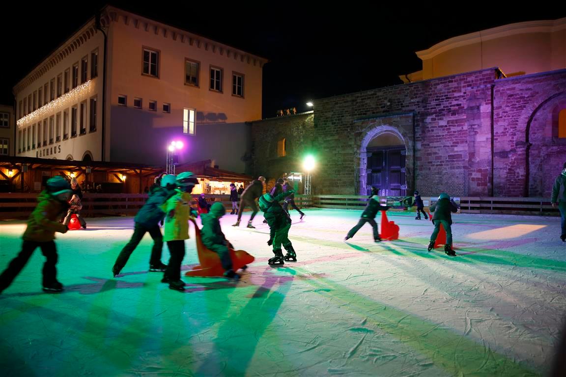 Schlittschuh laufende Kinder