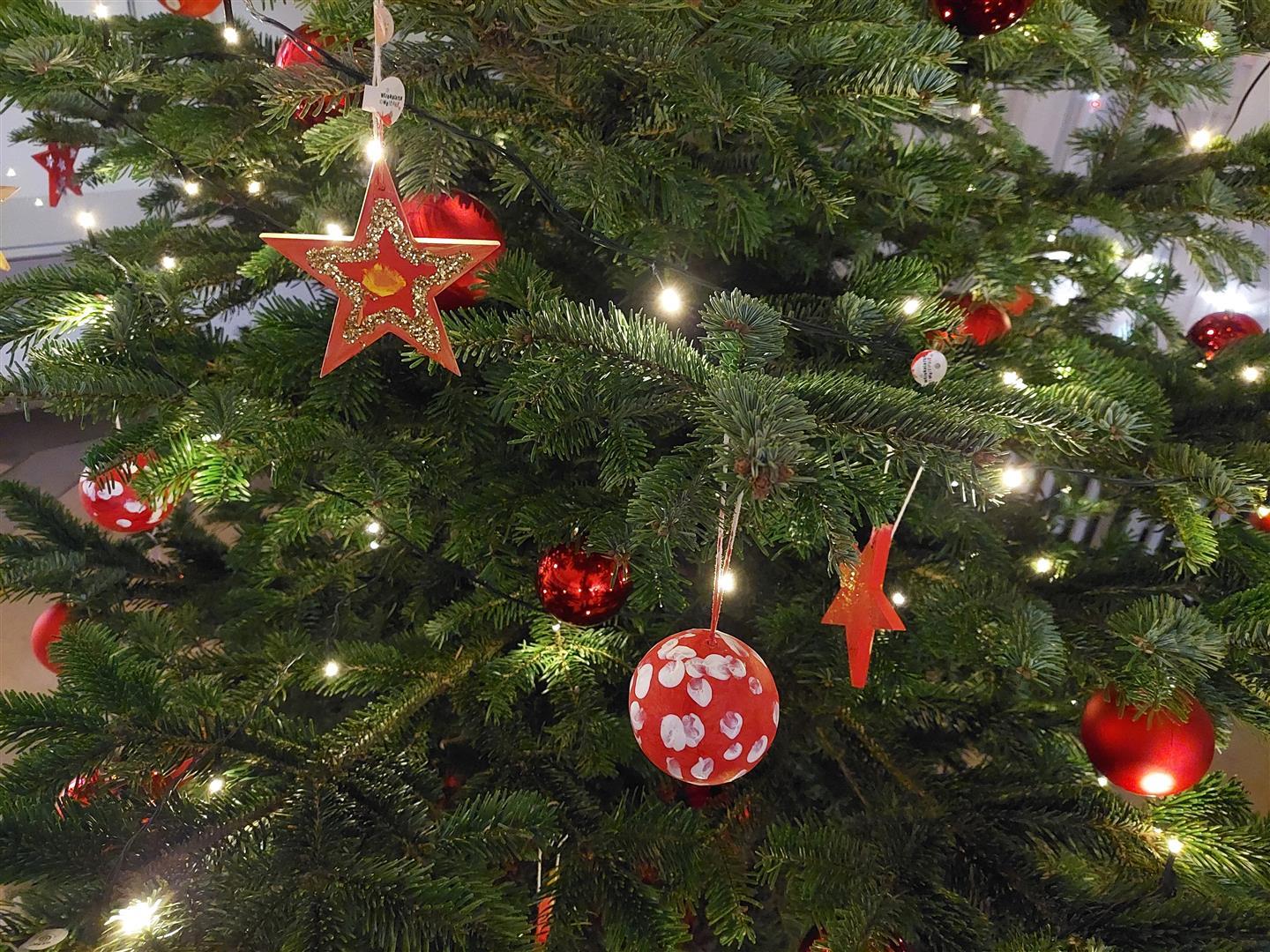 Tannenbaum mit rotem Weihnachtsschmuck