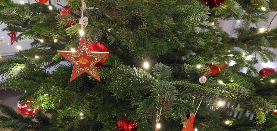 Tannenbaum mit rotem Weihnachtsschmuck