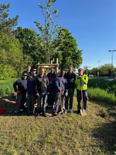 Gruppenfoto vor jungem Baum