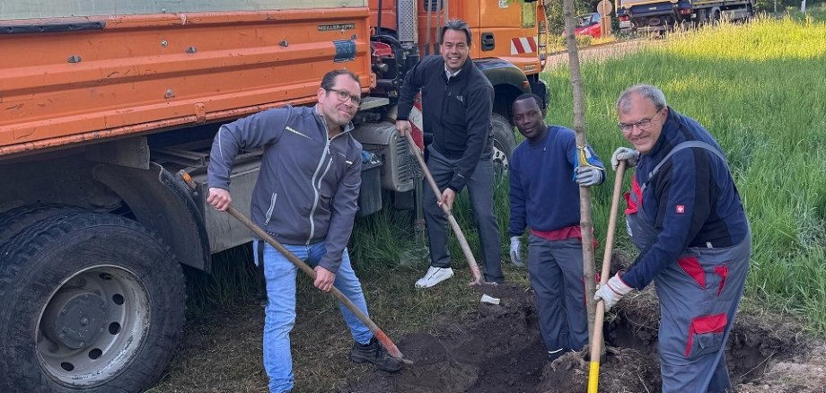 Pflanzaktion eines Baumes mit mehreren Personen