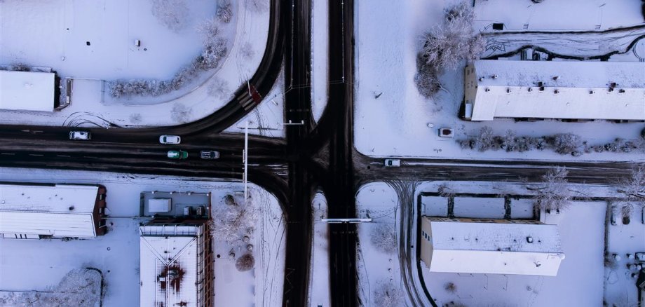 Frankenthaler Straßenkreuzung im Schnee von oben