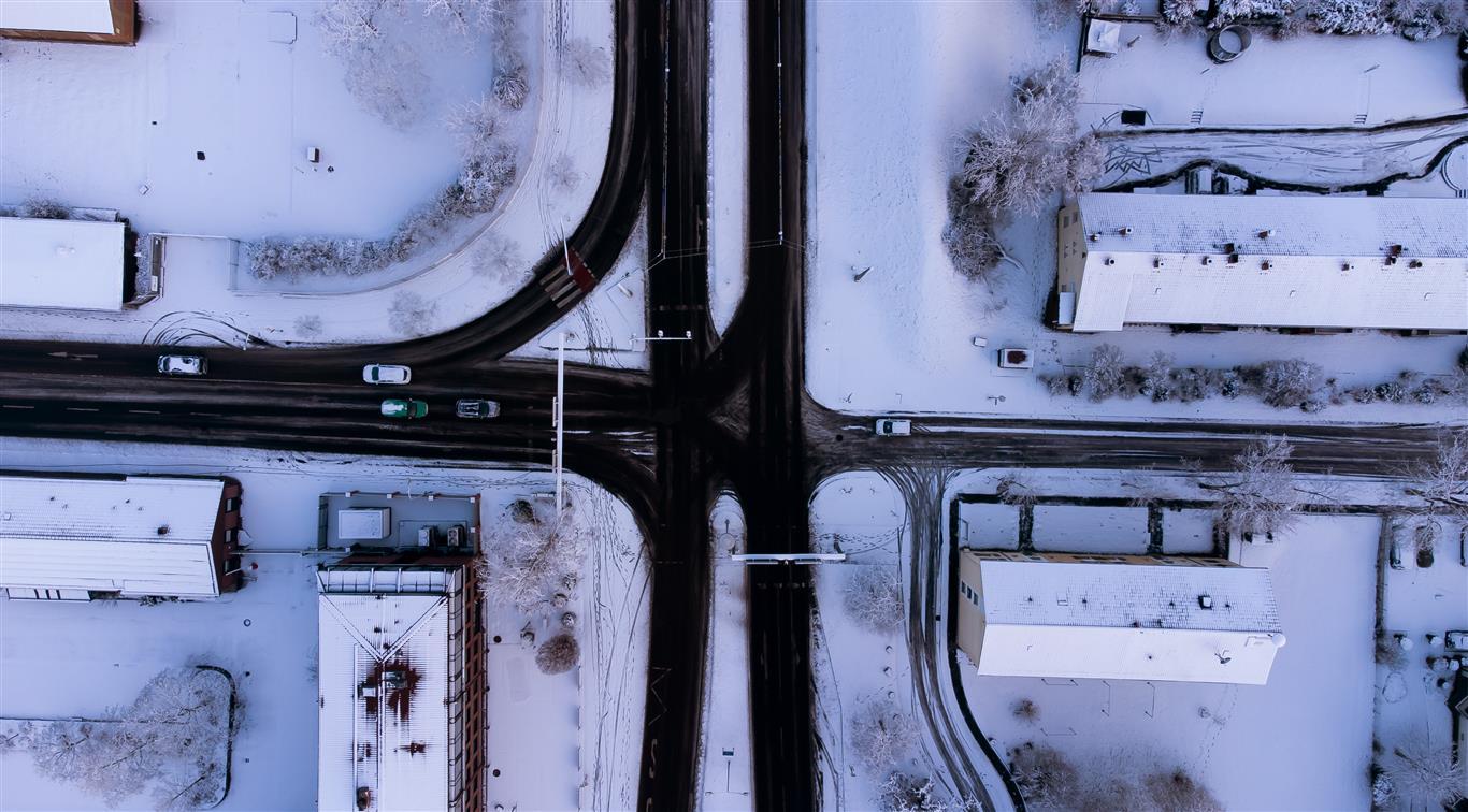 Frankenthaler Straßenkreuzung im Schnee von oben