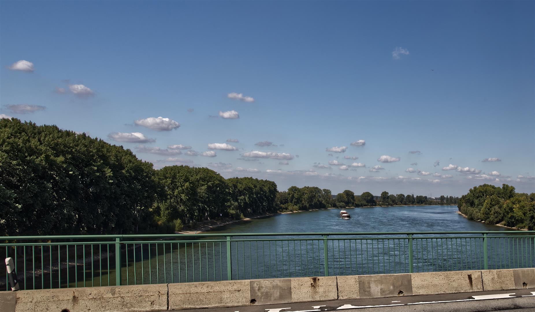 Blick von Brücke auf den Rhein