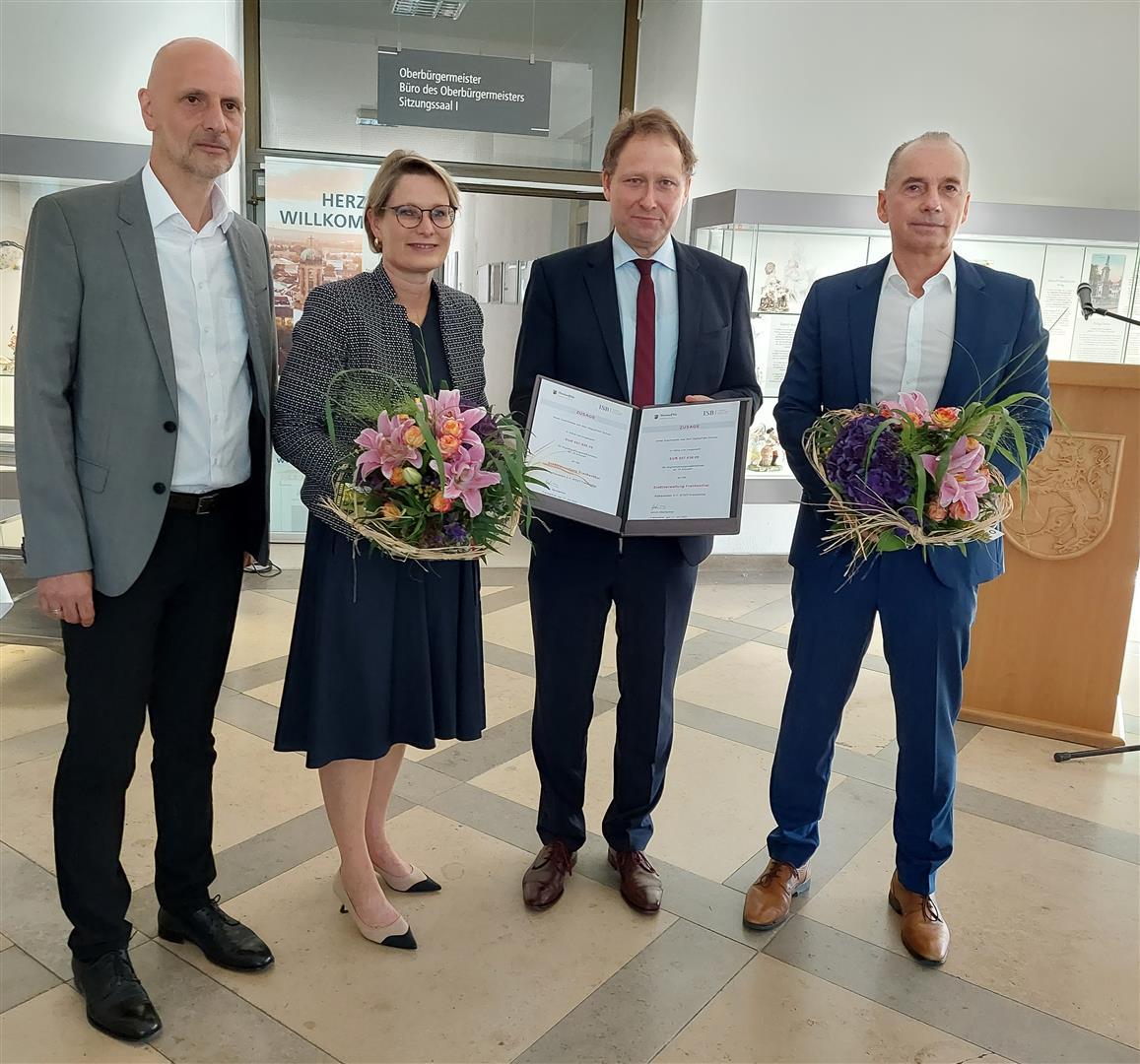 Gruppenbild Übergabe Förderbescheid