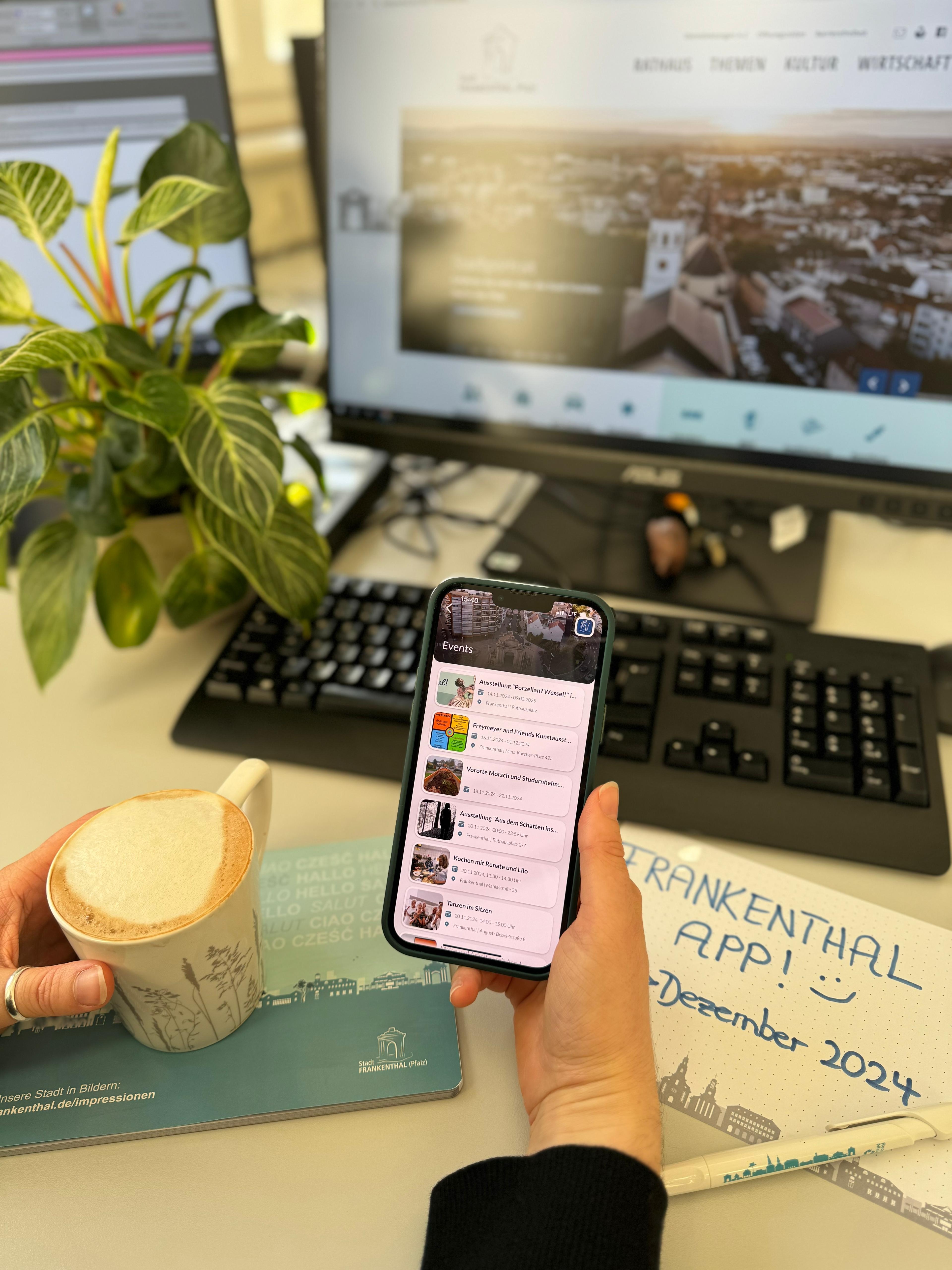 Handy-Display in Hand vor PC