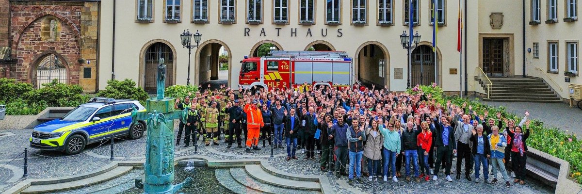Team der Stadtverwaltung vor Rathaus