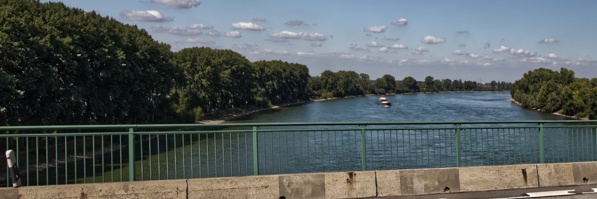 Blick von Brücke auf den Fluss Rhein