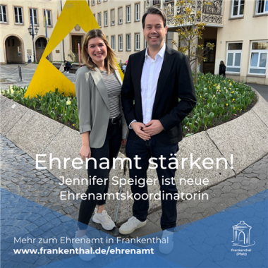 Zwei Personen vor Rathaus