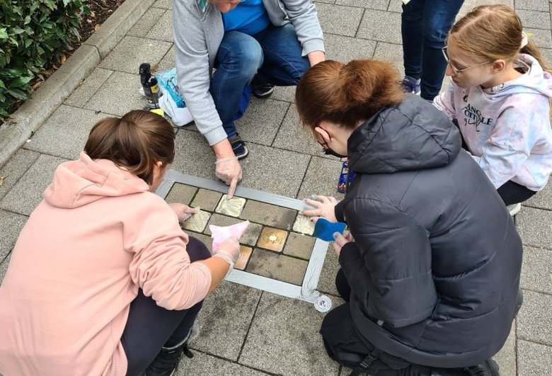 Stolpersteine werden gründlich gereinigt