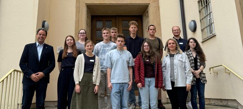 OB Meyer und Ausbildungsleiter Dittrich mit ihren zwölf neuen Auszubildenden, die am 01.08.2025 gestartet sind.