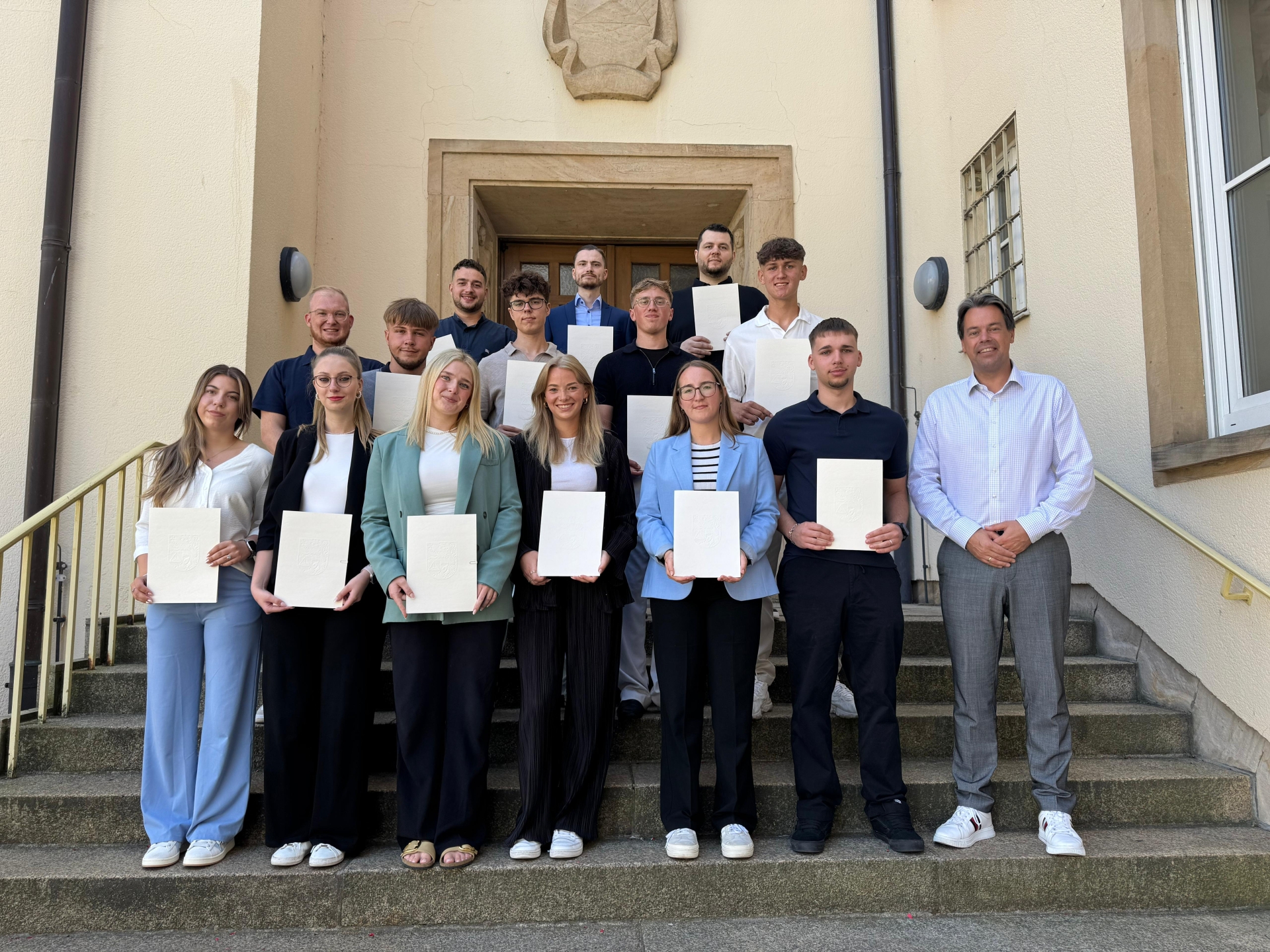 OB Meyer und Ausbildungsleiter Dittrich mit ihren 11 neuen Beamtenanwärtern, die am 01.07.2025 gestartet sind.