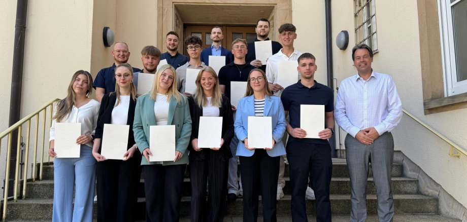OB Meyer und Ausbildungsleiter Dittrich mit ihren 11 neuen Beamtenanwärtern, die am 01.07.2025 gestartet sind.