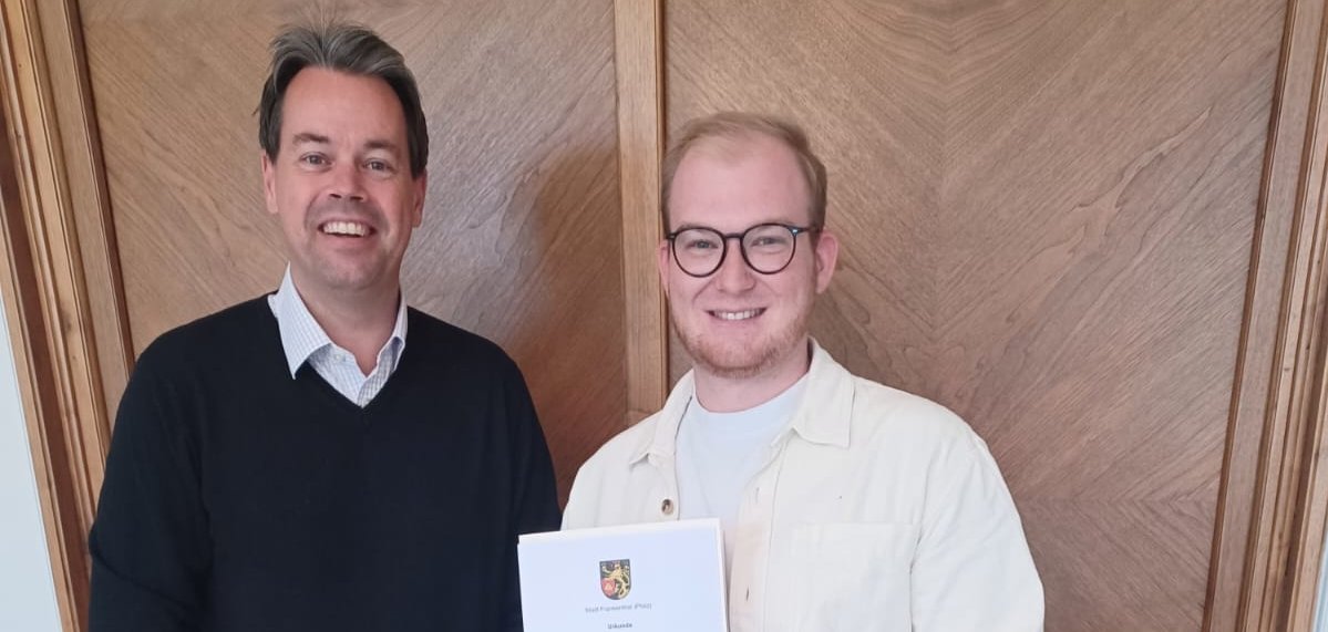 OB Dr. Meyer übergibt Bestellungsurkunde zum Ausbildungsleiter an Dittrich