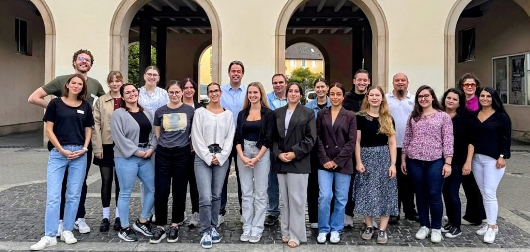 Gruppenfoto vor Rathaus