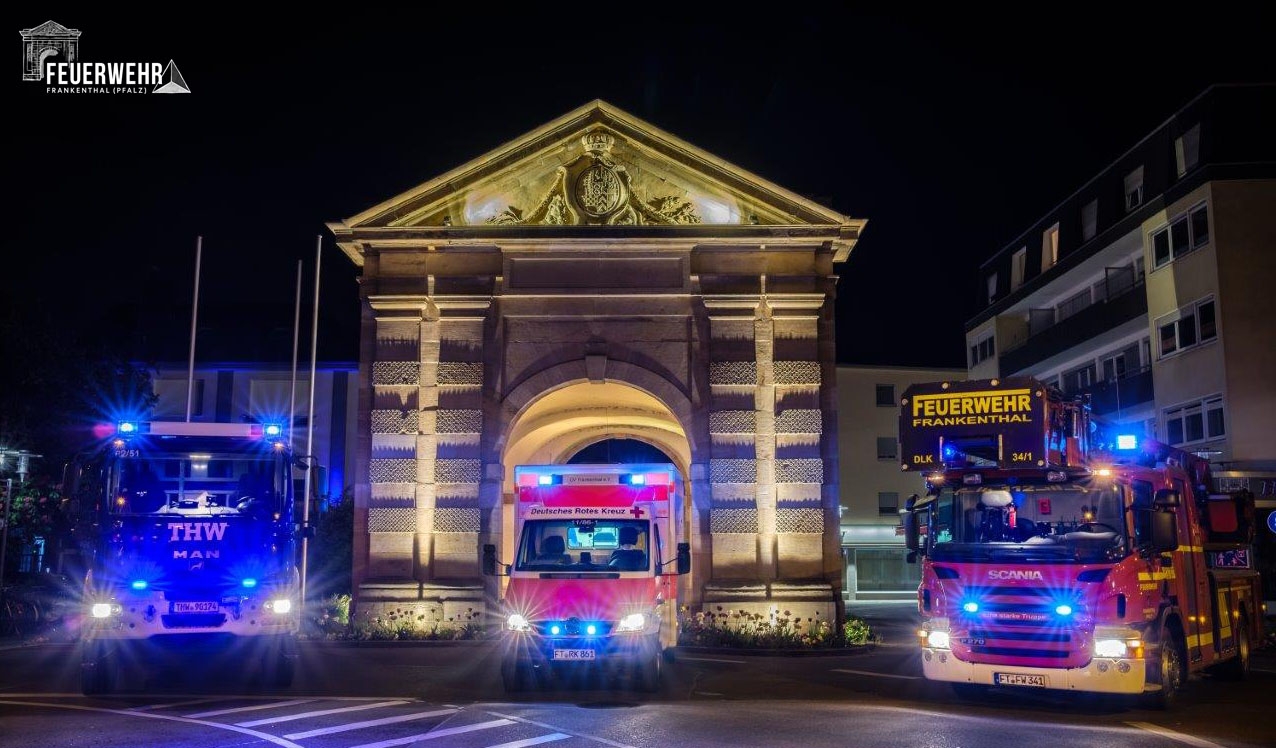 Wormser Tor bei Nacht, Einsatzfahrzeuge mit Blaulicht daneben
