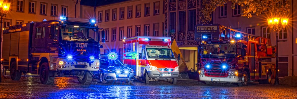 Einsatzfahrzeuge mit Blaulicht vorm Rathaus