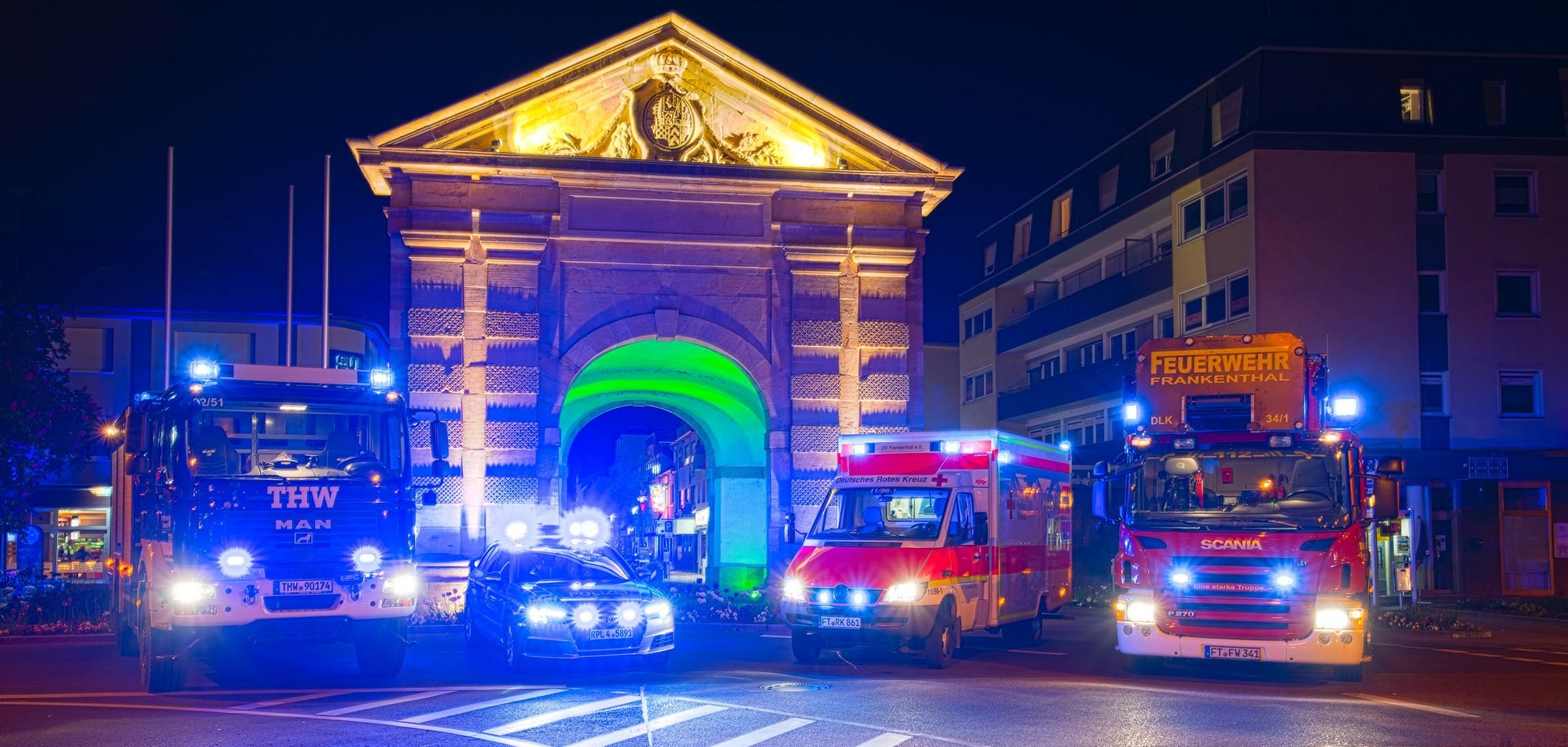 Wormser Tor bei Nacht, Einsatzfahrzeuge mit Blaulicht daneben