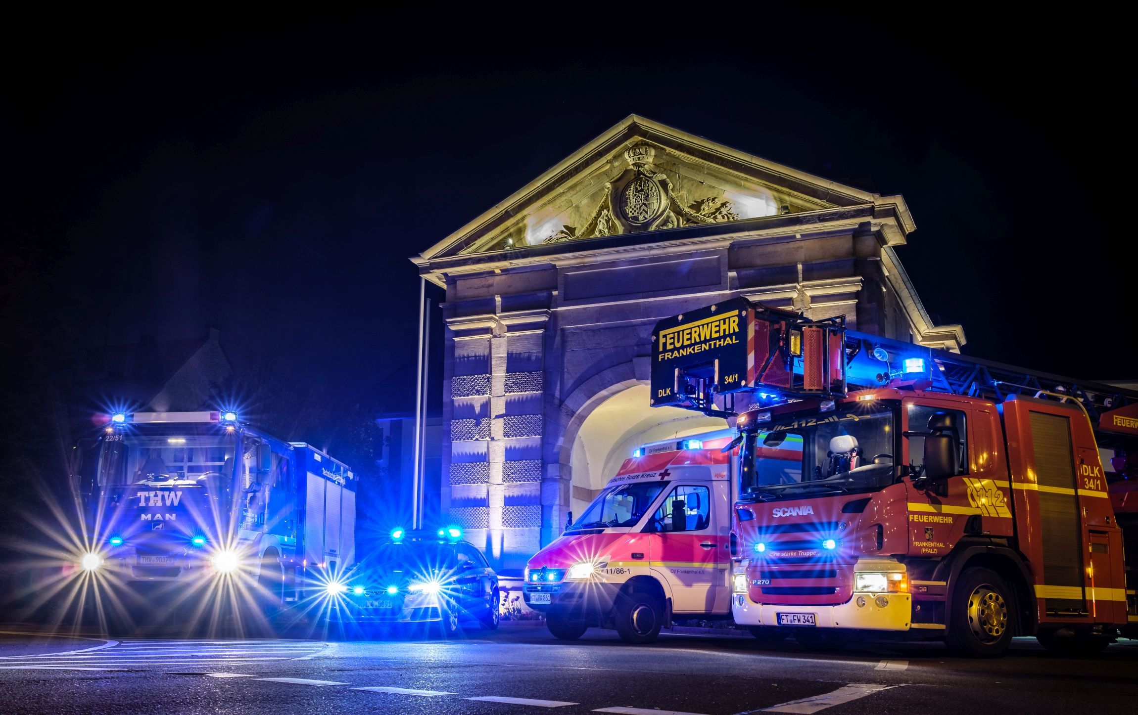 Wormser Tor bei Nacht, Einsatzfahrzeuge mit Blaulicht daneben