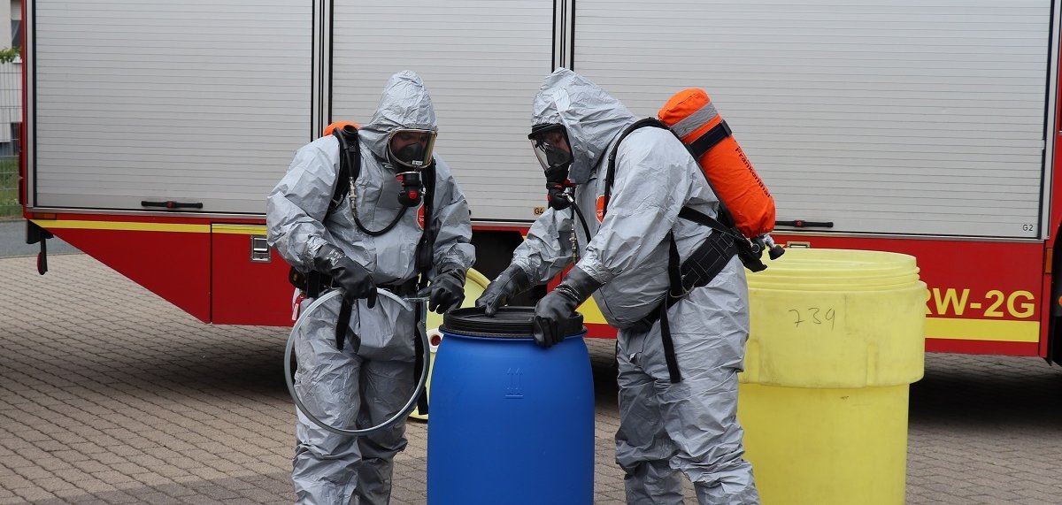 2 Personen in Schutzanzügen