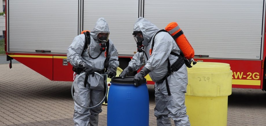 2 Personen in Schutzanzügen