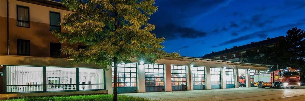 Frontansicht der Feuerwache bei Nacht