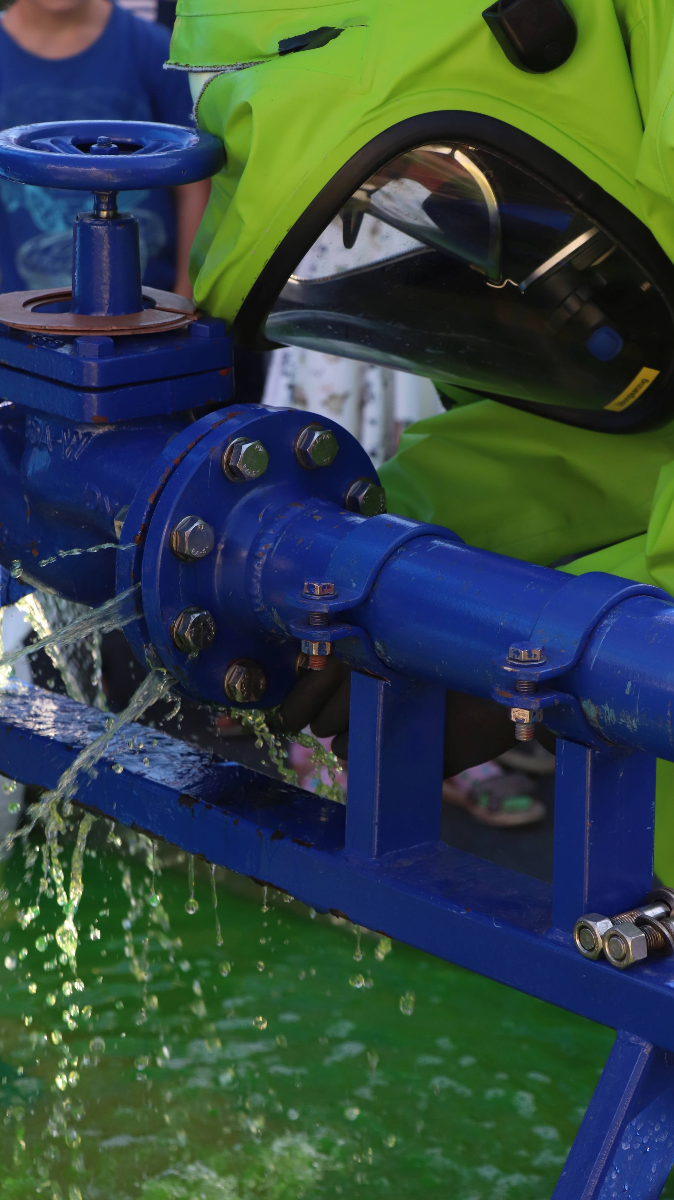 Blaue Rohre mit Ventil