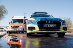 Polizeiauto neben Krankenwagen