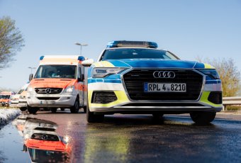 Polizeiauto neben Krankenwagen