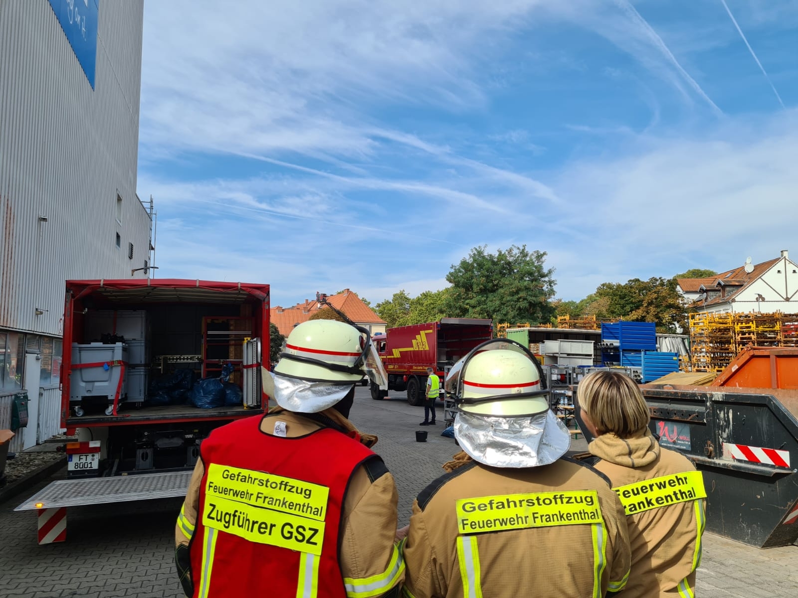 Drei Personen des Gefahrenstoffzuges