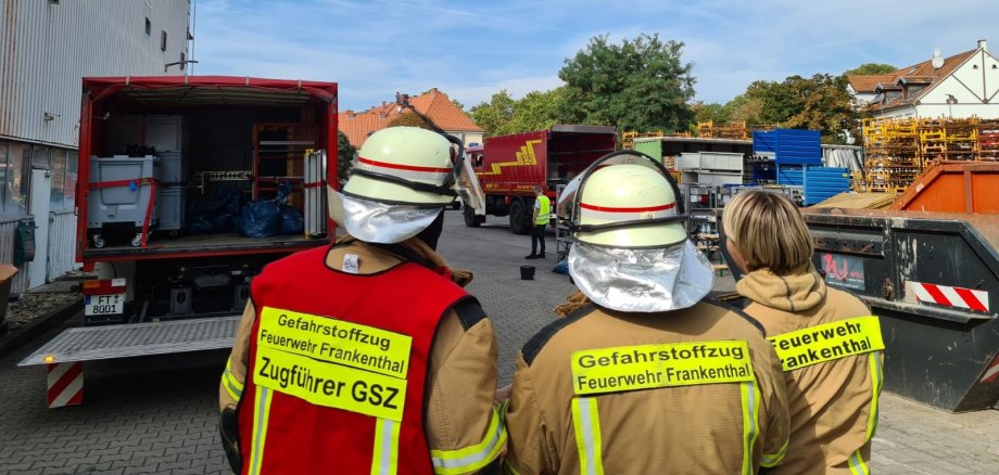 Drei Personen des Gefahrenstoffzuges