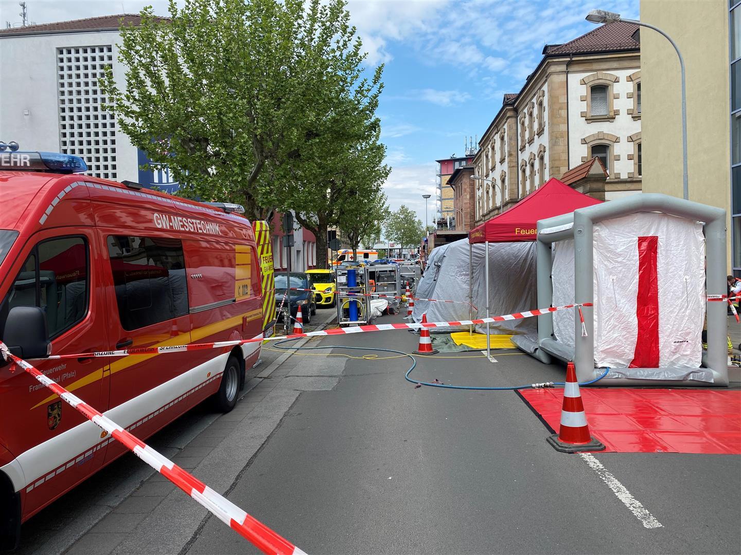 Straßenabsperrung und Einsatzgerätschaften