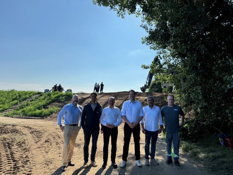 Gruppenfoto vor Hochwasser-Damm
