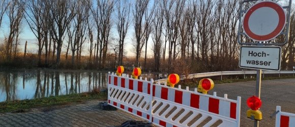 Absperrung mit Hochwasserwarnung