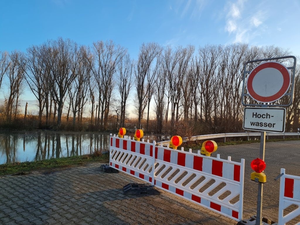 Absperrung mit Hochwasserwarnung