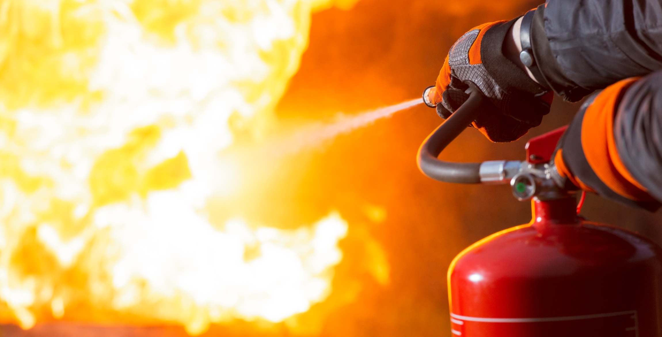 Using a fire extinguisher Feuer wird mit Feuerlöscher bekämpft