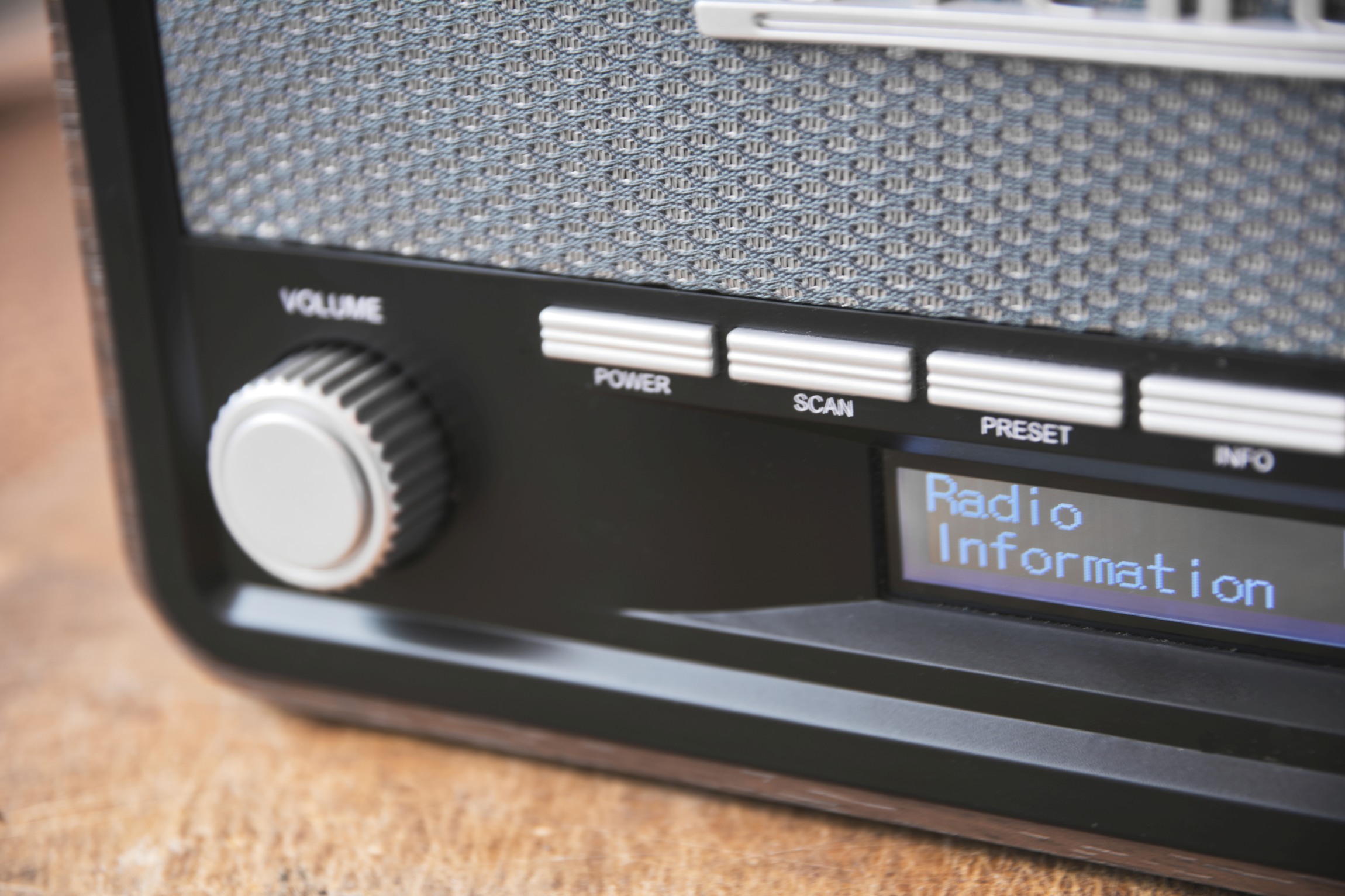 Vintage look radio with digital display showing radio information Altes Radio