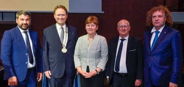 Vertretende der Partnerstädte beim Bürgerempfang im Congressforum zusammen mit dem Oberbürgermeister auf der Bühne