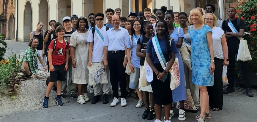 Eine Gruppe von jungen und mittelalten Menschen vor dem Frankenthaler Rathaus