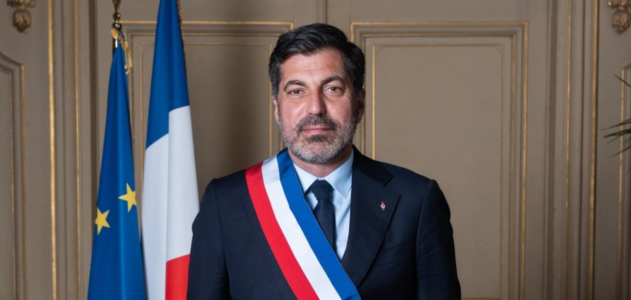 Neuer Bürgermeister der Partnerstadt Colombes steht vor einem Tisch