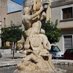 Brunnen mit Statuen 